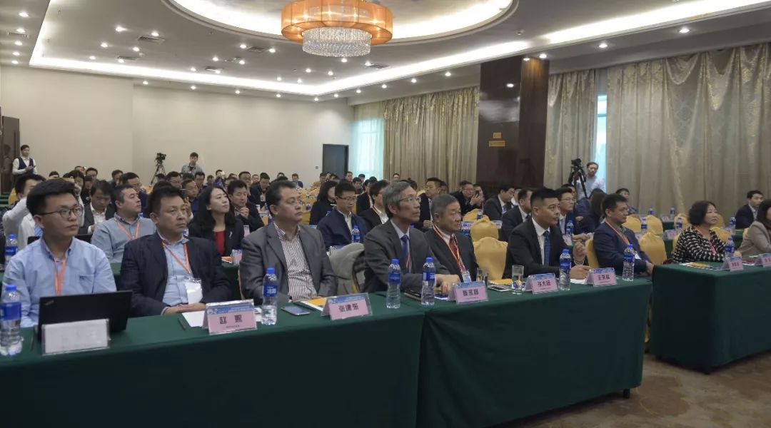 深圳市旭子科技有限公司董事長(zhǎng)、深圳市金融服務(wù)外包協(xié)會(huì)副會(huì)長(zhǎng)、硬件委員會(huì)主任委員王永峰博士  2019金融服務(wù)行業(yè)高峰論壇現(xiàn)場(chǎng)