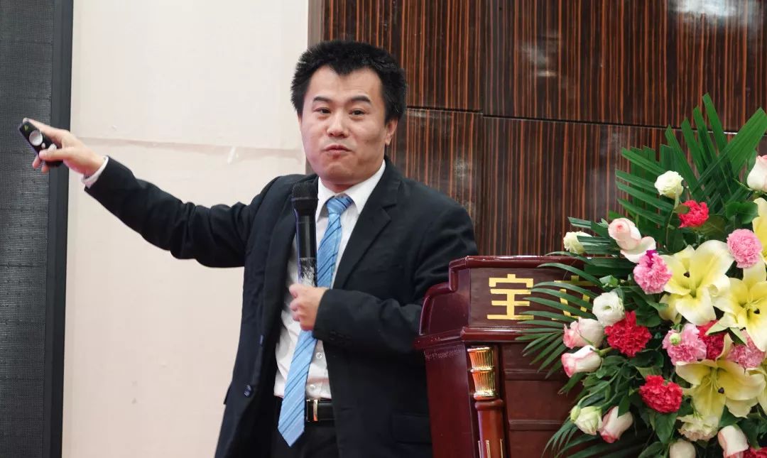 華夏易道私董會(huì)創(chuàng)始人、深圳市金融服務(wù)外包協(xié)會(huì)理事、培訓(xùn)委員會(huì)副主任委員堅(jiān)鵬