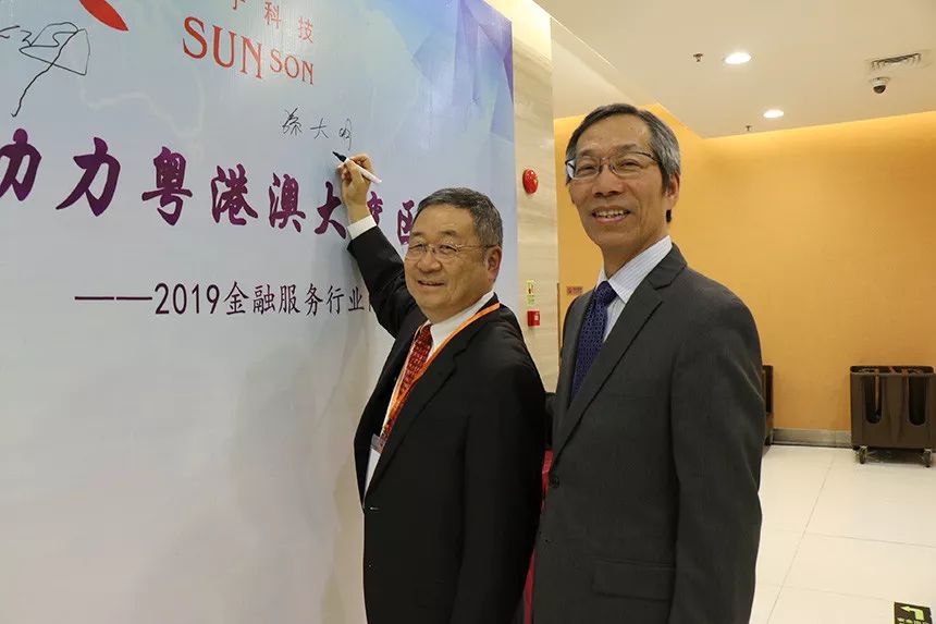 陳永昌總裁和宸鴻科技集團(tuán)總裁兼首席執(zhí)行官、宸展光電董事長(zhǎng)孫大明（左）合影