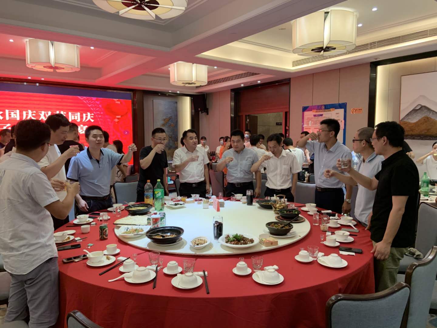 中秋國慶雙節(jié)同慶，旭子家人團圓宴